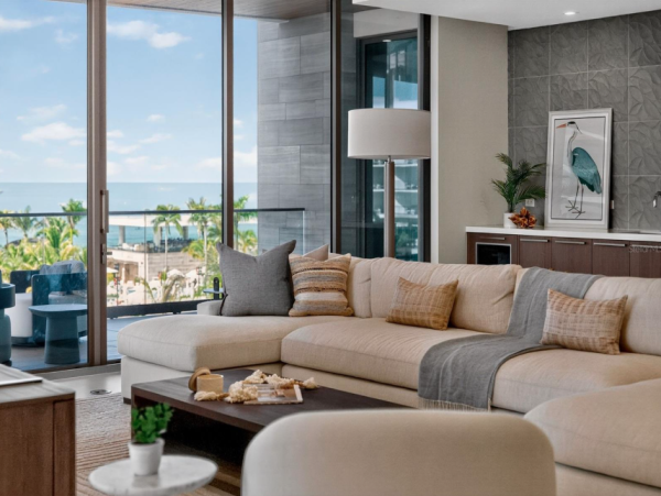 Coastal Luxury Retreat in Longboat Key - 2-Bedroom Condo Stunning Views